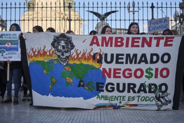 Buenos Aires, Arjantin, 5 Ekim 2023: Offshore petrol sömürüsüne karşı ulusal kongre önünde gösteri. Poster: Çevre yanmış, iş güvenli. Çevre her şeydir..
