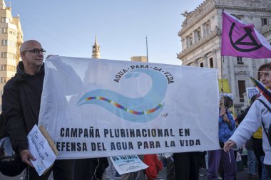 Buenos Aires, Arjantin, 5 Ekim 2023: Denizaşırı petrol kullanımı için sismik keşiflere karşı miting, çevreci poster: Yaşam boyu suyun korunması için çoğulculuk kampanyası.