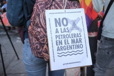 Buenos Aires, Arjantin, 5 Ekim 2023: Arjantin Denizi 'ndeki petrol şirketlerine hayır yazılı sismik petrol kullanımına karşı bir gösterinin ayrıntıları.