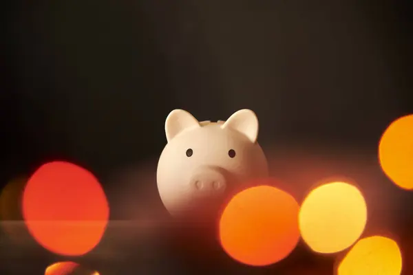 Piggy Bank Omgiven Färgade Lampor Fokus Begrepp Besparingar Semester Shopping Stockfoto