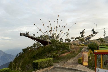Aratoca, Santander, Kolombiya, 23 Kasım 2022: Santandereanidad Anıtı, Chicamocha Ulusal Parkı 'ndaki tarihi heykel, Panachi, popüler bir turizm beldesi..