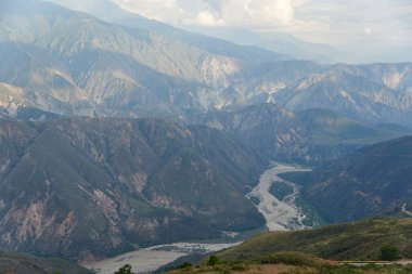 Santander, Kolombiya 'daki Chicamocha nehri, Kolombiya And Dağları' nın geniş bir kanyonu boyunca akar..