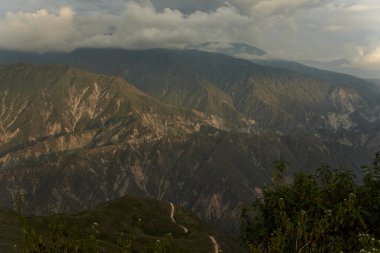 Chicamocha Kanyonu, Kolombiya 'nın dağlık arazisi Santander, Kolombiya, gün batımında..