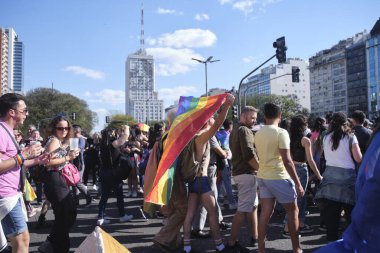 Buenos Aires, Arjantin; 4 Kasım 2023: LGBT Onur Yürüyüşü. Gökkuşağı bayrağını göndere çeken, şehrin şehir merkezindeki bir alanda yürüyen....