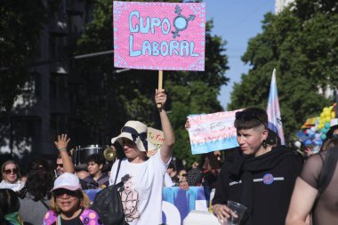 Buenos Aires, Arjantin; 4 Kasım 2023: LGBT Onur Yürüyüşü. İnsanlar yürüyüş yapıyor, poster yapıyor ve trans toplum için işçi kotası yasası talep ediyor.