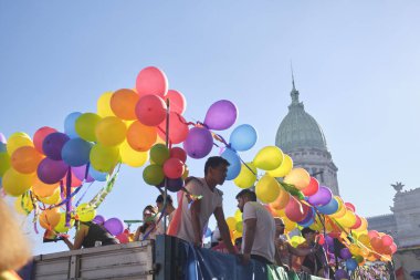 Buenos Aires, Arjantin; 4 Kasım 2023: LGBT Onur Yürüyüşü. Ulusal Kongre önünde renkli gökkuşağı balonları olan bir kamyon..