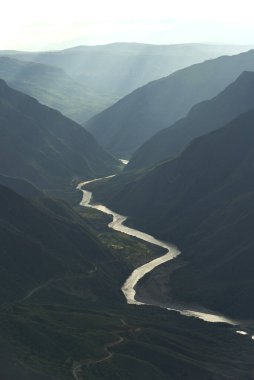 Chicamocha nehri, günbatımında Santander, Kolombiya 'daki dağlık Andean manzaralı büyük bir kanyon boyunca akar..