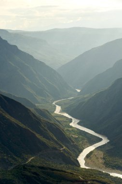 Chicamocha nehri, günbatımında Santander, Kolombiya 'daki dağlık Andean manzaralı büyük bir kanyon boyunca akar..