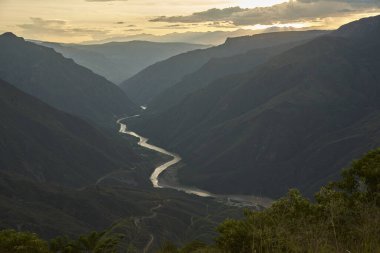 Chicamocha nehri, günbatımında Santander, Kolombiya 'daki dağlık Andean manzaralı büyük bir kanyon boyunca akar..