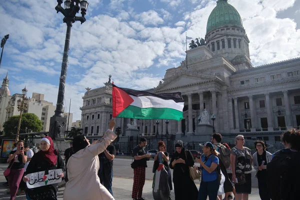 Buenos Aires, Arjantin, 16 Şubat 2024: Filistin bayrağı taşıyan kadın, Filistin ve İsrail soykırımına karşı dayanışma içinde olmak için Ulusal Kongre önünde toplandı.