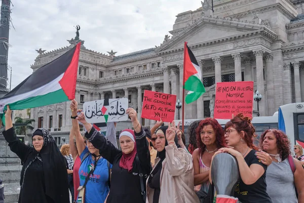 Buenos Aires, Arjantin, 16 Şubat 2024: Filistin bayrakları ve pasifist posterler asan kadınlar, Filistin ve İsrail soykırımına karşı dayanışma içinde kongre önünde toplandılar.