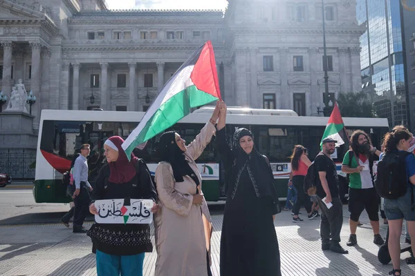 Buenos Aires, Arjantin, 16 Şubat 2024: Filistin bayrağı taşıyan kadınlar, Filistin ve İsrail soykırımına karşı dayanışma içinde olmak için Ulusal Kongre önünde toplandı.