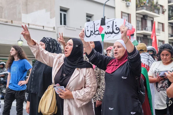Buenos Aires, Arjantin, 16 Şubat 2024: Filistin ve İsrail soykırımına karşı dayanışma içinde olan insanlar.