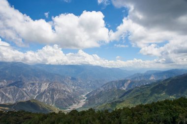 Chicamocha Kanyonu 'nun uçan bir paraglider' ından, Kolombiya And Dağları 'nın muhteşem bir dağ manzarasının panoramik görüntüsü..