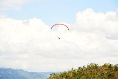 Aşırı eğlence aktiviteleri: Chicamocha Kanyonu bölgesinde, Santander, Kolombiya 'da yamaç paraşütü. And Dağları üzerinde bulutların üzerinde uçan paraglider.