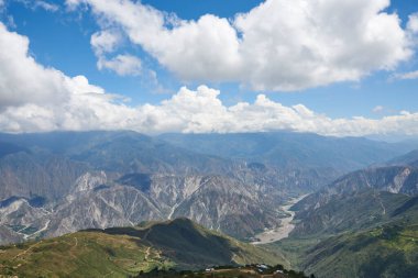 Chicamocha Kanyonu 'nun uçan bir paraglider' ından, Kolombiya And Dağları 'nın muhteşem bir dağ manzarasının panoramik görüntüsü..