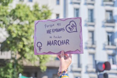 Buenos Aires, Arjantin; 8 Mart 2024: Uluslararası feminist grev. Kadın sembolü ve metni olan bir poster büyütüyorum çünkü kız kardeşlerim yürüyüş yapamıyor..