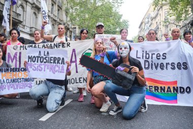 Buenos Aires, Arjantin; 8 Mart 2024: 8M uluslararası feminist grev sırasında ulusal hükümeti protesto eden kadınlar: elektrikli testereye, direnişe.