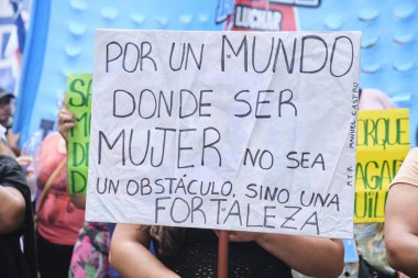 Buenos Aires, Arjantin; 8 Mart 2024: Uluslararası feminist grev. Kadın elinde bir poster tutuyor: Kadın olmanın bir engel değil, bir güç olduğu bir dünya için.
