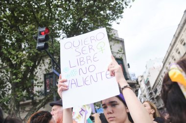 Buenos Aires, Arjantin; 8 Mart 2024: Uluslararası feminist grev. Elinde poster tutan genç bir kadın: Özgür olmak istiyorum, cesur değil..