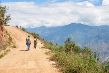 Santander, Kolombiya 'daki bir dağda Andean yolunda yürüyen yaşlı bir çift..