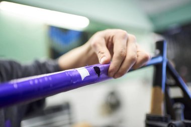 Özel bisiklet çerçeve tasarımı üzerinde çalışan tanınmayan bir kişi, el yapımı yaratıcı bir süreç.