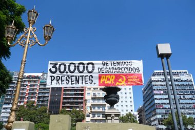 Buenos Aires, Arjantin; 24 Mart 2024: Doğruluk ve Adalet için Ulusal Anma Günü. Banner son Arjantin diktatörlüğünün kurbanlarını hatırlıyor: 30,000 kayıp tutuklu.