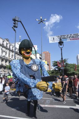 Buenos Aires, Arjantin; 24 Mart 2024: Doğruluk ve Adalet için Ulusal Anma Günü. Büyük kukla, güvenlik bakanı Patricia Bullrich 'in silahlı kuvvetlerinin bir üyesini temsil ediyor.