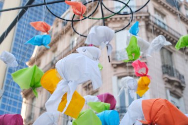 Buenos Aires, Arjantin; 24 Mart 2024: Plaza de Mayo 'nun Anneleri' nin sembolü olan beyaz ve renkli mendiller, bir anma yürüyüşü sırasında havada asılı duruyor..