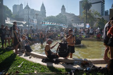 Buenos Aires, Arjantin; 24 Mart 2024: Halk, Ulusal Hakikat ve Adalet Günü dolayısıyla düzenlenen anma etkinliği için Plaza de Mayo 'da toplandı..