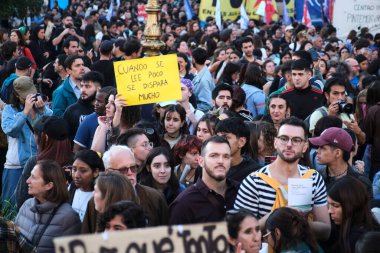 Buenos Aires, Arjantin, 23 Nisan 2024: Kamu, ücretsiz ve kaliteli üniversite eğitimini savunmak için yürüyüş yapan, protesto eden kalabalık. Poster mesajı: Az okuduğunuzda çok çekersiniz.