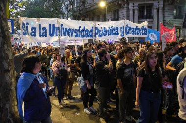 Buenos Aires, Arjantin, 23 Nisan 2024: Halk, özgür ve kaliteli üniversite eğitimini savunmak için şehir merkezinde yürüyüş yapan insanlar. Banner mesajı: Özgür devlet üniversitesine evet.