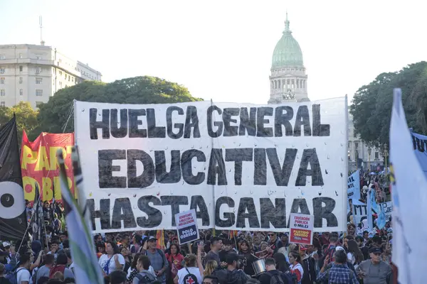 Buenos Aires, Arjantin, 23 Nisan 2024: Halk, ücretsiz ve kaliteli üniversite eğitimini savunmak için Ulusal Kongre meydanında yürüyüş. Bayrak: Kazanana kadar eğitim grevi.