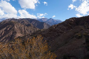 Dağlık arazi, Arjantin 'in Mendoza kentindeki Potrerillos Andean bölgesinde dağ zirveleri.