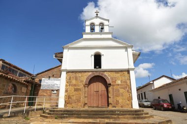 Barichara, Santander, Kolombiya; 25 Kasım 2022: Sömürge mimarisinin katolik dini tapınağı San Antonio Şapeli cephesi.