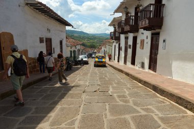 Barichara, Santander, Kolombiya; 25 Kasım 2022: Bu turizm kasabasının koloni mimari caddesi, ülkenin en güzel anıtı olarak bilinen Ulusal Anıt ilan edildi..