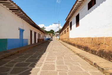 Barichara, Santander, Kolombiya; 25 Kasım 2022: Bu turizm kasabasının koloni kaldırımlı caddesi, en güzel Kolombiya köyü olarak bilinen Ulusal Anıt ilan edildi..