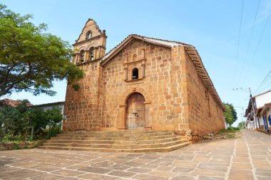 Barichara, Santander, Kolombiya; 25 Kasım 2022: Yükselen İsa Kilisesi, Katolik mütevazı taş tapınağı.