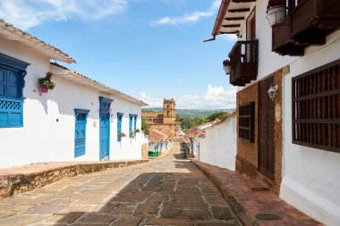 Barichara, Santander, Kolombiya; 25 Kasım 2022: Bu turistik kentin koloni kaldırımlı caddesi, en güzel Kolombiya köyü olarak bilinen Ulusal Anıt ilan edildi..