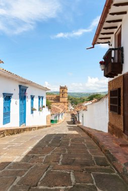 Barichara, Santander, Kolombiya; 25 Kasım 2022: Bu turizm kasabasının koloni kaldırımlı caddesi, en güzel Kolombiya köyü olarak bilinen Ulusal Anıt ilan edildi..