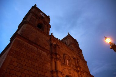 Barichara Katedrali 'nin gece görüntüsü, bu turistik Kolombiya şehrinin ana Katolik tapınağı, Lekesiz Gebelik Kilisesi..
