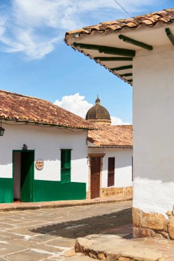 Barichara, Santander, Kolombiya; 25 Kasım 2022: Bu şehrin koloni şehir merkezinin köşesi, bir Ulusal Anıt ilan etti ve en güzel Kolombiya köyü olarak bilinir..