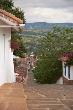 Barichara, Santander, Kolombiya; 25 Kasım 2022: Bu turistik resimli kentin koloni kaldırımlı caddesi, bir Ulusal Anıt ilan etti ve Kolombiya 'nın en güzel köyü olarak biliniyor..