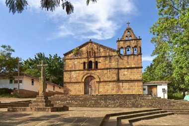 Barichara, Santander, Kolombiya; 25 Kasım 2022: Roma mimarisinin katolik taş tapınağı Santa Barbara Şapeli.