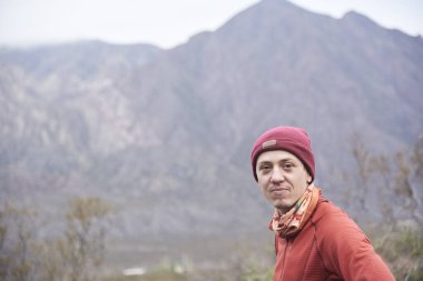 Arjantin 'in Mendoza kentindeki And Dağları' nda kameraya bakan genç bir dağcının portresi.