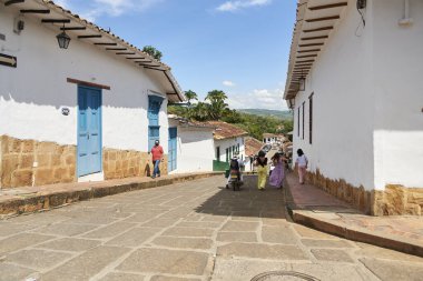 Barichara, Santander, Kolombiya; 25 Kasım 2022: Bu turizm kasabasının koloni kaldırımlı caddesi, en güzel Kolombiya köyü olarak bilinen Ulusal Anıt ilan edildi..