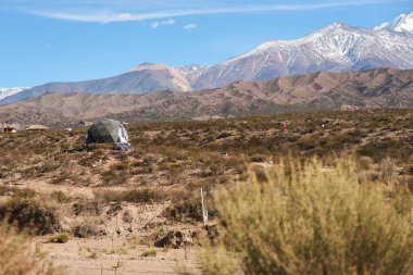 5 Haziran 2023, Mendoza, Arjantin: Bu güzel ve sessiz bölgede, Andes Dağları manzaralı turist konaklama yerleri.