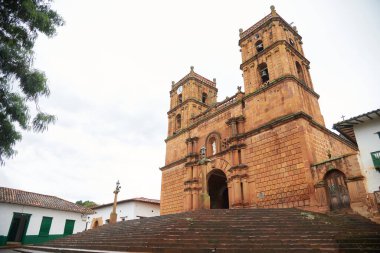 Barichara, Santander, Kolombiya; 26 Kasım 2022: Şehrin ana katolik tapınağı olan Lekesiz Gebelik Katedrali 'nin cephesi..