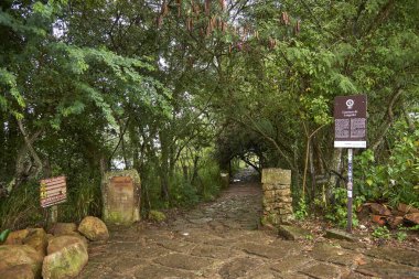 Barichara, Santander, Kolombiya; 26 Kasım 2022: Lengerke Patikası 'nın bu kasabayı Guane' e bağlayan bölümünün başlangıç noktası yenilenmiş bir kraliyet taşı yolu üzerinden..