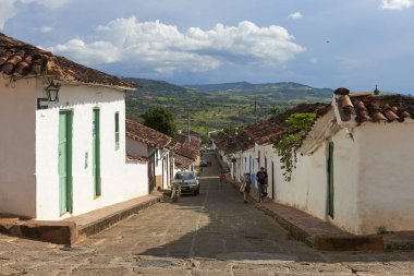 Barichara, Santander, Kolombiya; 25 Kasım 2022: Bu turistik kentin koloni kaldırımlı caddesi, en güzel Kolombiya köyü olarak bilinen Ulusal Anıt ilan edildi..
